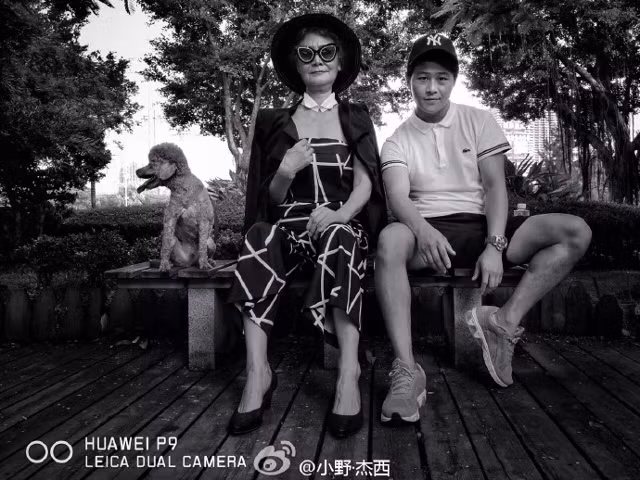 Xiaoye Jesse chụp chung với cụ bà 73 tuổi.