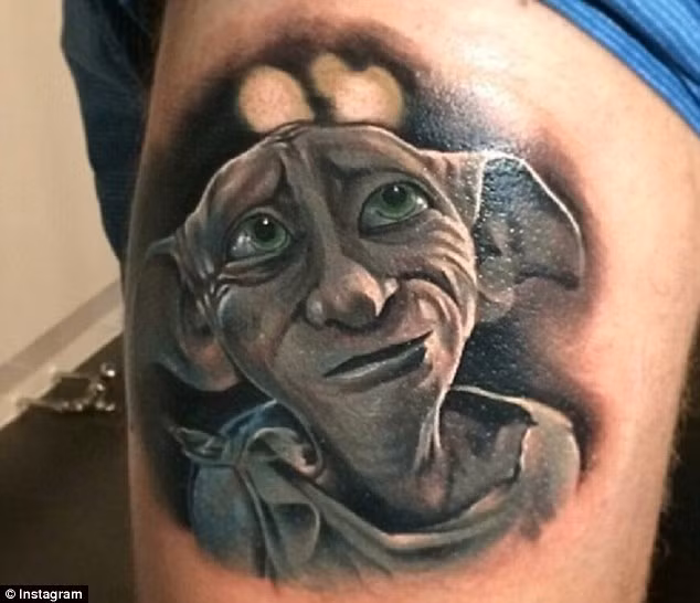 Thành viên Lygonsttatoooco đã chia sẻ lên mạng xã hội Instagram ảnh chụp hình xăm nhân vật Dobby để thể hiện tình yêu của mình với bộ tiểu thuyết Harry Potter.