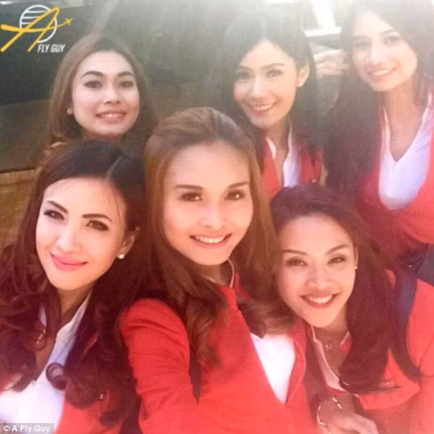 Dàn nữ tiếp viên của hãng hàng không AirAsia Philippines khoe sắc sau một chuyến bay.