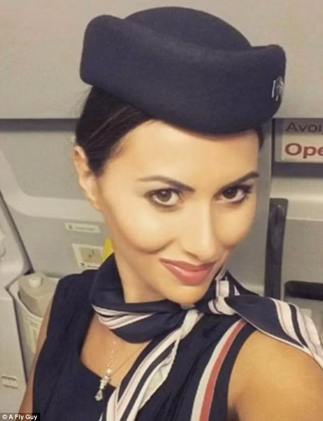 Vẻ đẹp quyến rũ và gợi cảm của nữ tiếp viên đến từ hãng hàng không Aegean Airlines.