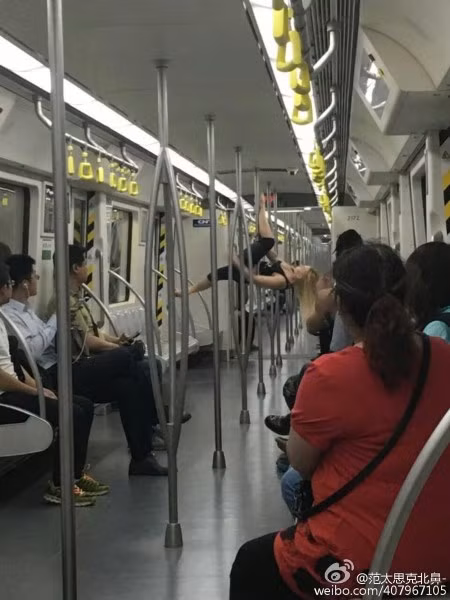 Người chụp những bức ảnh này cho biết cô gái khoảng hơn 20 tuổi và màn trình diễn kéo dài qua 8 điểm đỗ khác nhau.