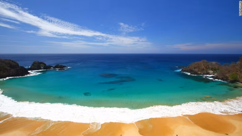 Bãi biển Baia do Sancho ở Fernando de Noronha, Brazil.