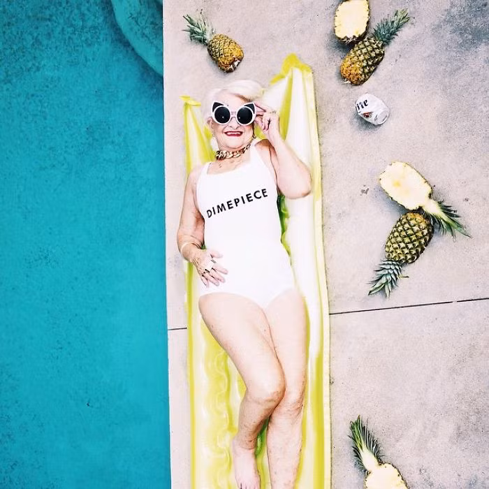 Bà Baddie tạo dáng cực cute với trang phục áo tắm.
