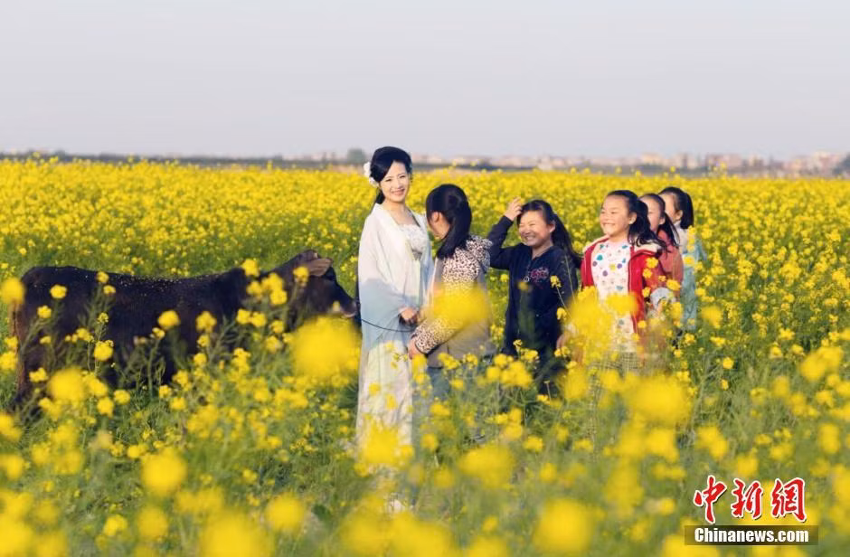 Nhờ những hình ảnh của nhà lãnh đạo trẻ tuổi, xinh đẹp Ouyang trên mạng xã hội, người dân tại ngôi làng của cô đã bán được hơn 3 tấn cải dầu trong năm nay, tăng đáng kể so với năm trước.