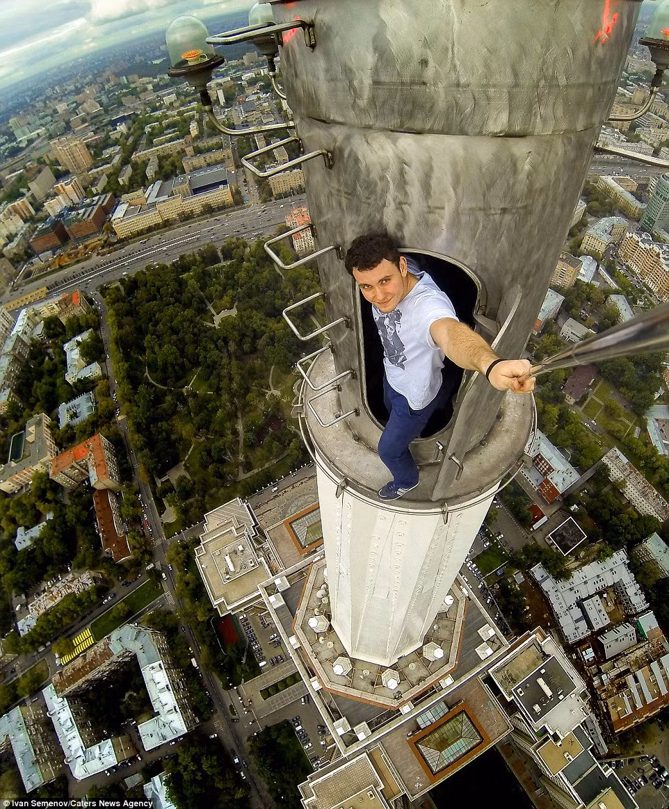 Ivan Semenov, 23 tuổi, đã cùng một số người bạn trèo lên những tòa nhà cao nhất tại thành phố Moscow để tìm cảm giác lạ trước khi ghi lại dấu ấn của họ từ trên cao.