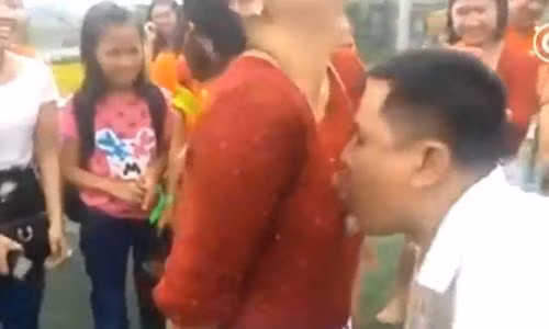 Bao mang tro choi an nho treo truoc nguc nu dong nghiep