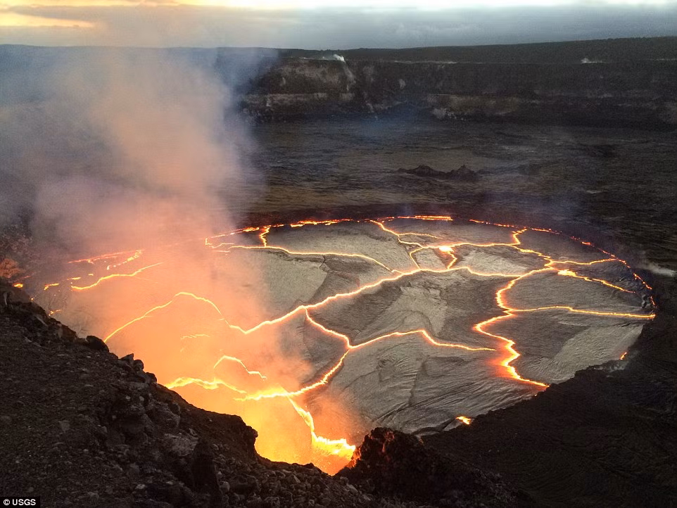  Hồ dung nham trong miệng núi lửa Kilauea tại quần đảo Hawaii đã dân cao trong vài ngày gần đây, đạt mức cao nhất trong vòng 42 năm qua. Đá nóng chạy bị cuộn và bắn lên từ hồ dung nham nóng đó.