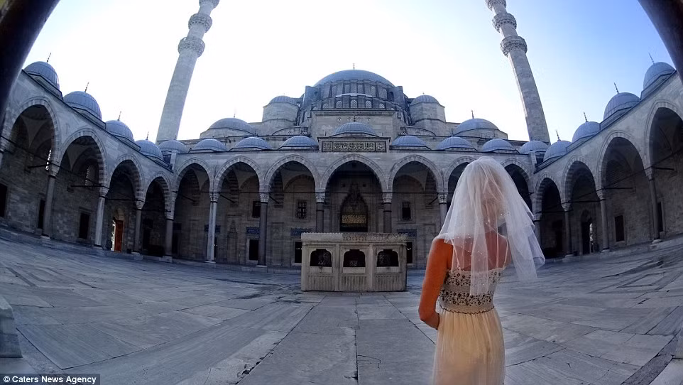 Cô dâu đứng một mình lẻ loi trước nhà thờ Sultan Ahmed ở Istanbul, Thổ Nhĩ Kỳ.