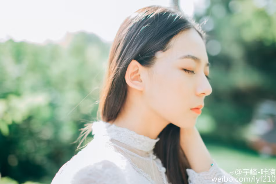 Nữ sinh 9X mơ màng dưới nắng mới mùa hè.
