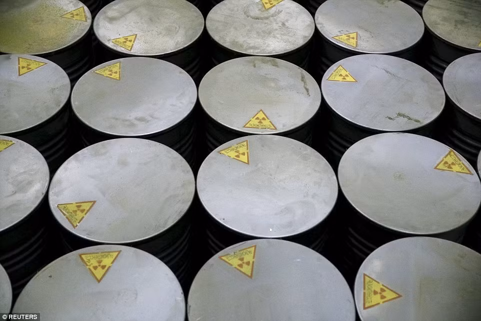 Những thùng chứa tại khu xử lý rác thải phóng xạ của nhà máy điện hạt nhân Chernobyl.