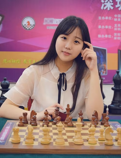 Ngoài cờ vua, cô bạn này còn thích chơi cầu lông và bóng bàn.