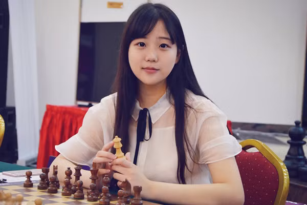 Hiện nay, Yuan Ye đang được huấn luyện trong đội cờ vua nữ quốc gia Trung Quốc và hiện đã tham dự giải thi đấu toàn quốc 3 năm liên tiếp.