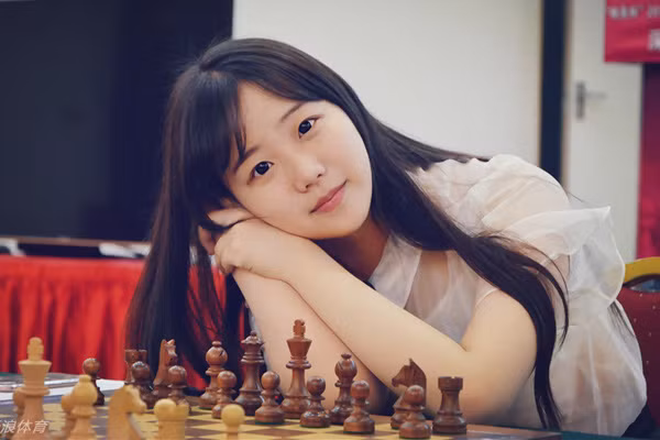 Yuan Ye, nữ kỳ thủ cờ vua đến từ tỉnh Giang Tô hiện đang là cái tên làm mưa làm gió trong giới trẻ Trung Quốc. Ảnh trong bài: Sina.