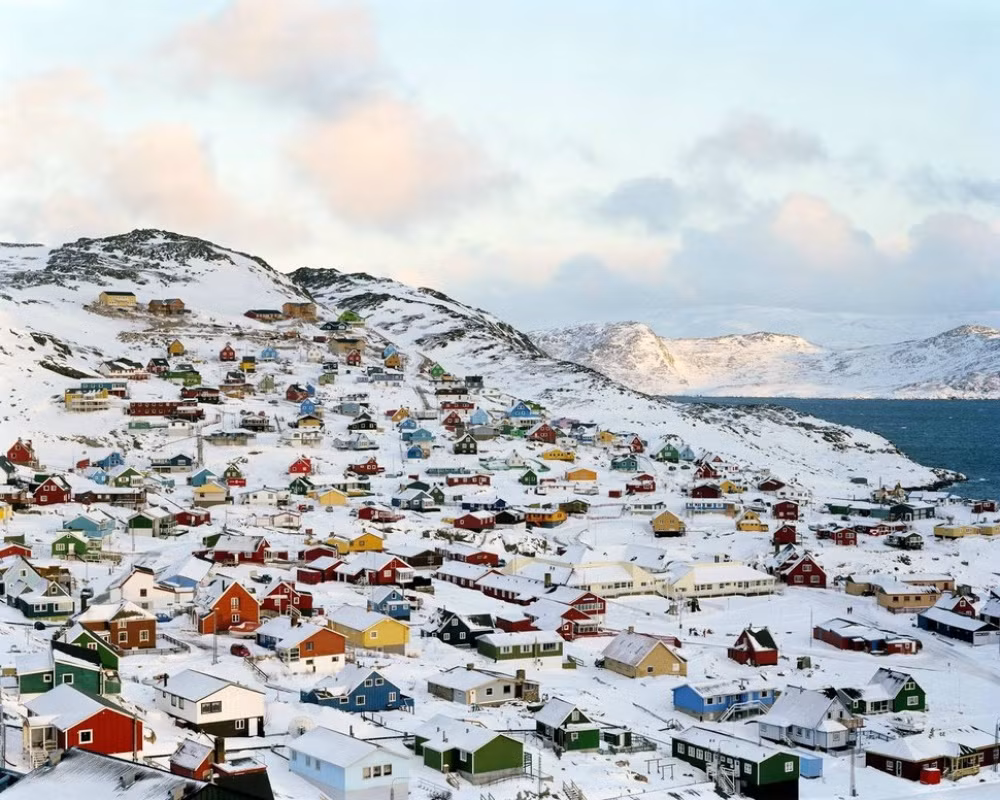 Những ngôi nhà sắc màu tương phản với tuyết trắng muốt ở Kakortok, Greenland. Những ngôi nhà sắc màu tương phản với tuyết trắng muốt ở Kakortok, Greenland.