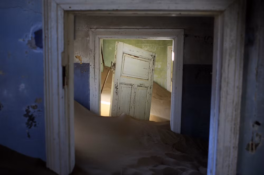 Một ngôi nhà bị cát sa mạc xâm lấn tại thị trấn bỏ hoang Kolmanskop, Namibia.