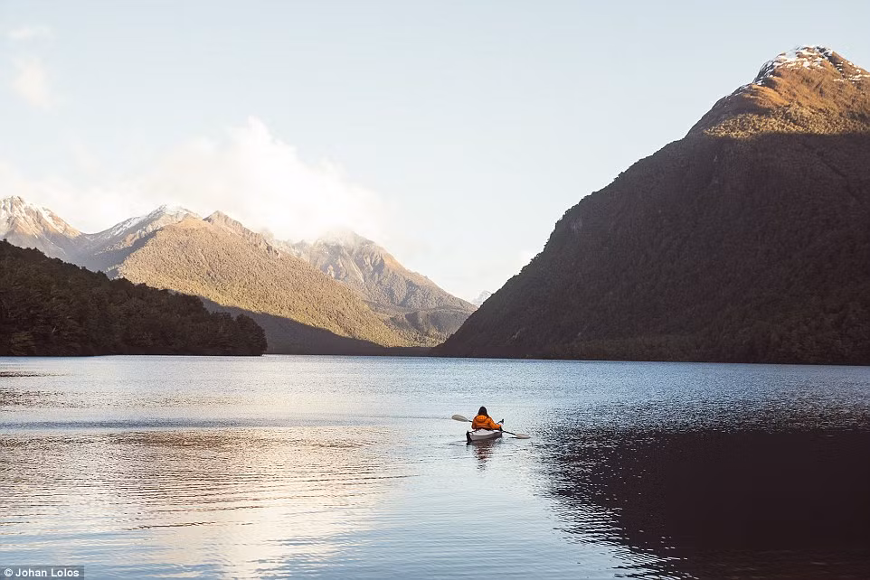 Du khách có thể vừa chèo thuyền vừa ngắm cảnh trên hồ Gunn trong vườn quốc gia Fiordland.