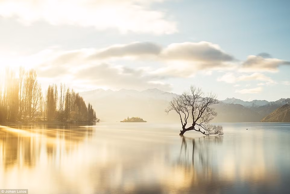 Khung cảnh thơ mộng lúc bình minh trên hồ Wanaka.