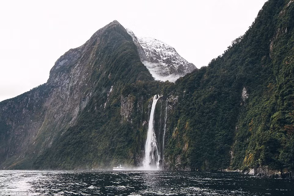 Thác nước trắng xóa chảy từ trên núi cao trong vườn quốc gia Fiordland.
