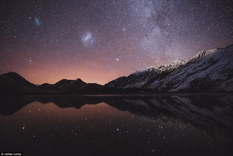 Bầu trời đêm đầy sao in bóng xuống hồ Moke ở Queenstown.