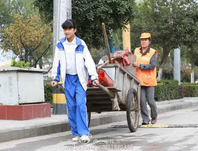 Một cảnh tượng tương tự cũng được ghi nhận trên đường phố ở tỉnh Sơn Tây hồi năm ngoái. Bé gái đã dành một tuần nghỉ học để giúp đỡ mẹ quét rác trên đường phố.