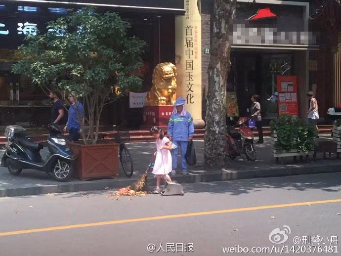 Xiao Zhou cho biết anh cảm thấy rất xúc động khi chứng kiến bé gái mới chỉ khoảng 6 tuổi, nhưng đã biết giúp đỡ mẹ như vậy.