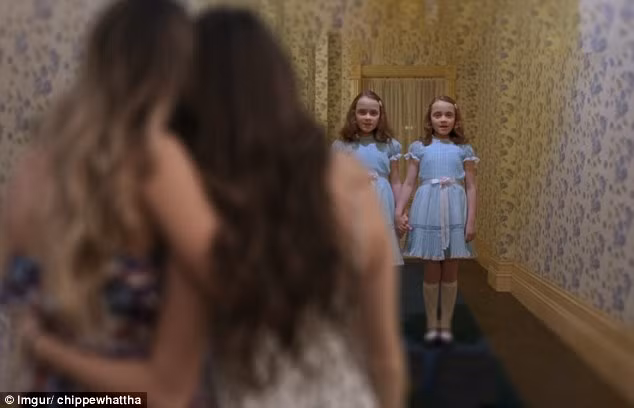 Hai cô gái đối mặt với cặp sinh đôi Grady trong bộ phim The Shining. (Nguồn: Daily Mail)