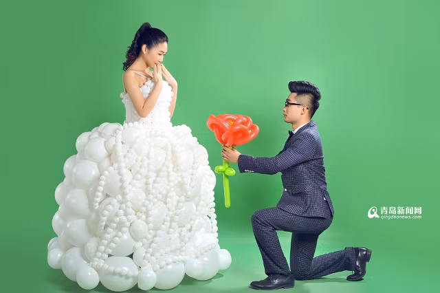 Trong một bức ảnh cưới của họ, Lu đã trao cho bạn gái bông hoa cũng được làm từ bóng bay.