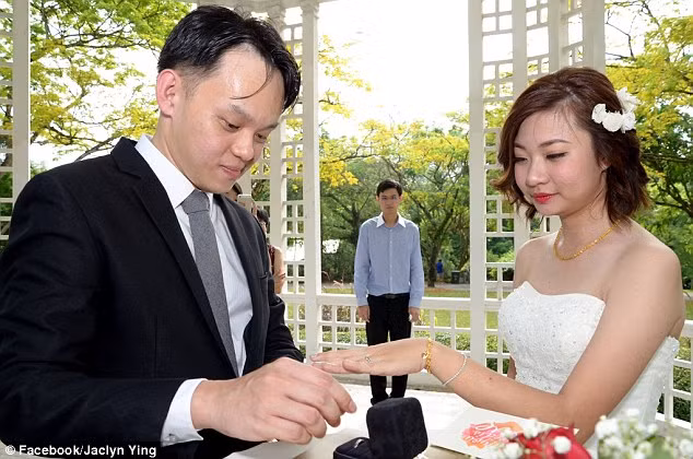 Một người khách lạ xuất hiện ngay giữa khung cảnh cặp đôi đang trao nhẫn cho nhau.