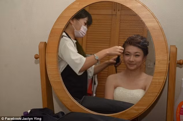 Bức ảnh chụp cảnh tượng cô dâu Jaclyn chuẩn bị trang điểm cho lễ cưới.