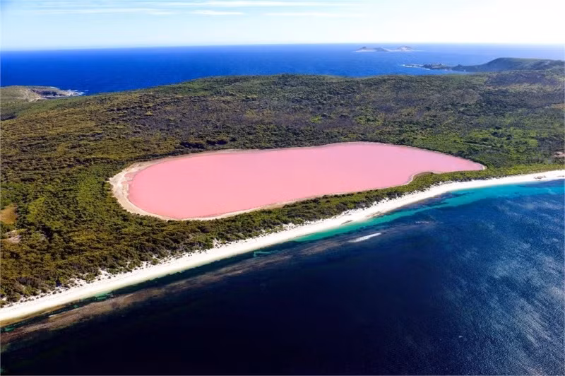 Hồ Retba với nước màu hồng ở Senegal.