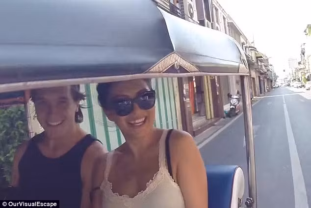 Trải nghiệm ngồi trên xe tuk tuk ở Bangkok.
