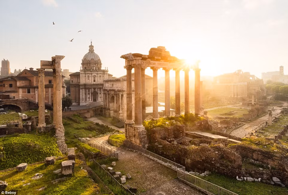 Nắng sớm bao phủ những công trình cổ kính tại thành phố Rome, Italia. (Nguồn: Daily Mail)