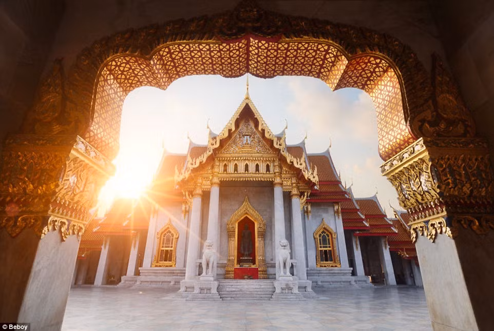 Nhiếp ảnh gia Grondin cho biết anh đã chĩa ống kính trực tiếp vào mặt trời tạo ra hiệu ứng đặc biệt như bức ảnh này, được chụp ở Bangkok, Thái Lan. (Nguồn: Daily Mail)