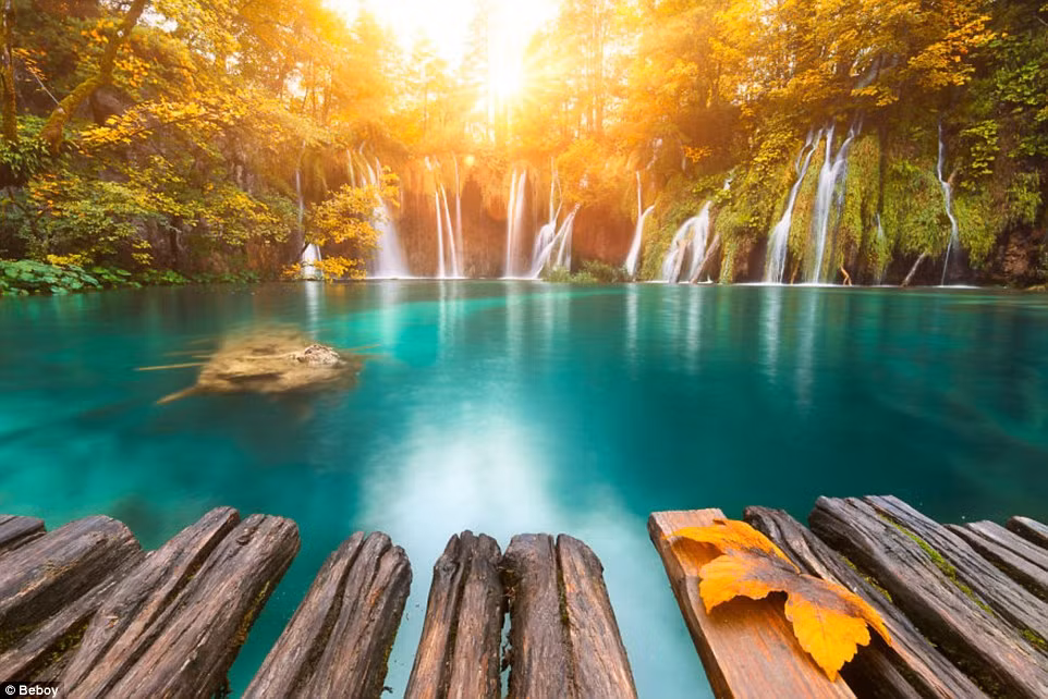 Hoàng hôn đẹp như mơ trong vườn quốc gia Plitvice, Croatia. (Nguồn: Daily Mail)