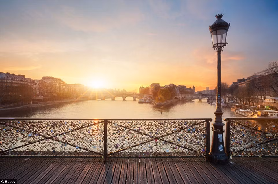 Nắng chiều muộn xuyên qua thành cầu khóa tình yêu ở Paris, Pháp. (Nguồn: Daily Mail)