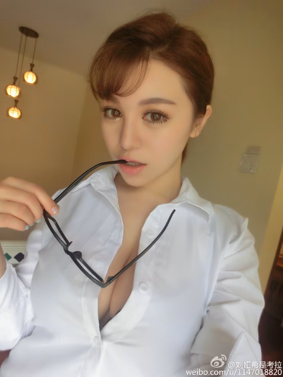 Nữ sinh 9X khoe vòng một sexy trong chiếc áo sơ mi trắng.