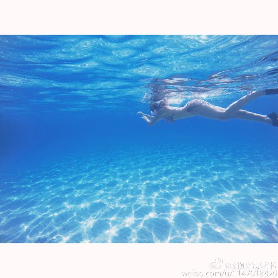Đắm mình dưới làn nước trong xanh.
