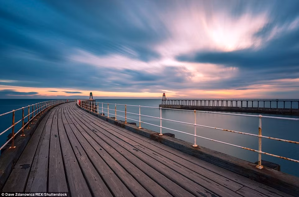 Khung cảnh vắng lặng đến xao long tại cầu cảng ở Whitby, Yorkshire. (Nguồn: Daily Mail)
