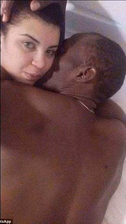 Một trong các bức ảnh xuất hiện trên WhatsApp cho thấy vận động viên điền kinh người Jamaica hôn dưới má Duarte khi cô chụp ảnh “tự sướng”.