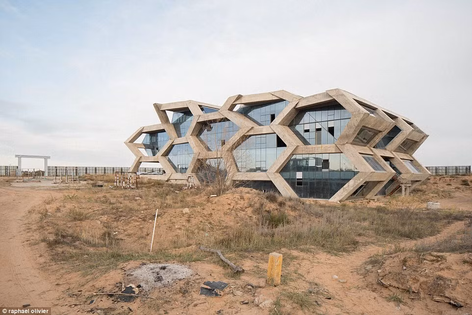 Ordos được coi là thành phố ma lớn nhất Trung Quốc với nhiều công trình xây dựng bị hoang. (Nguồn: Daily Mail)