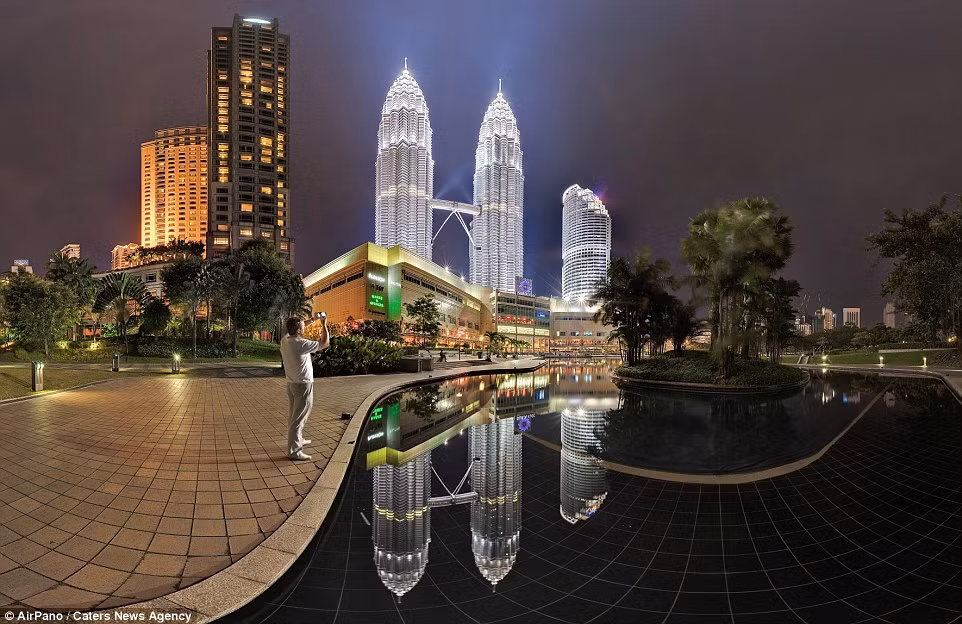 Tháp đôi Petronas tỏa sáng lung linh tại thành phố Kuala Lumpur, Malaysia. (Nguồn: Daily Mail)