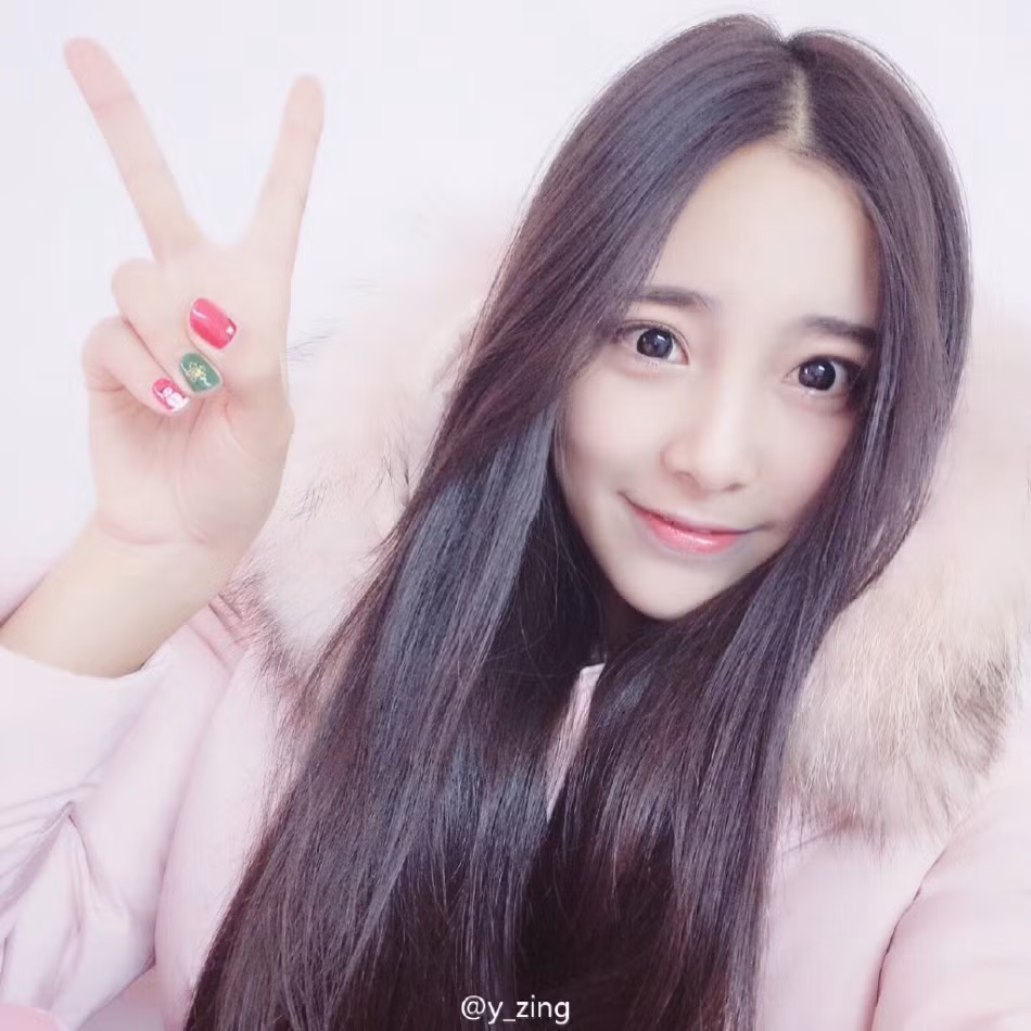 y_zing có đôi mắt sáng và hồn nhiên.