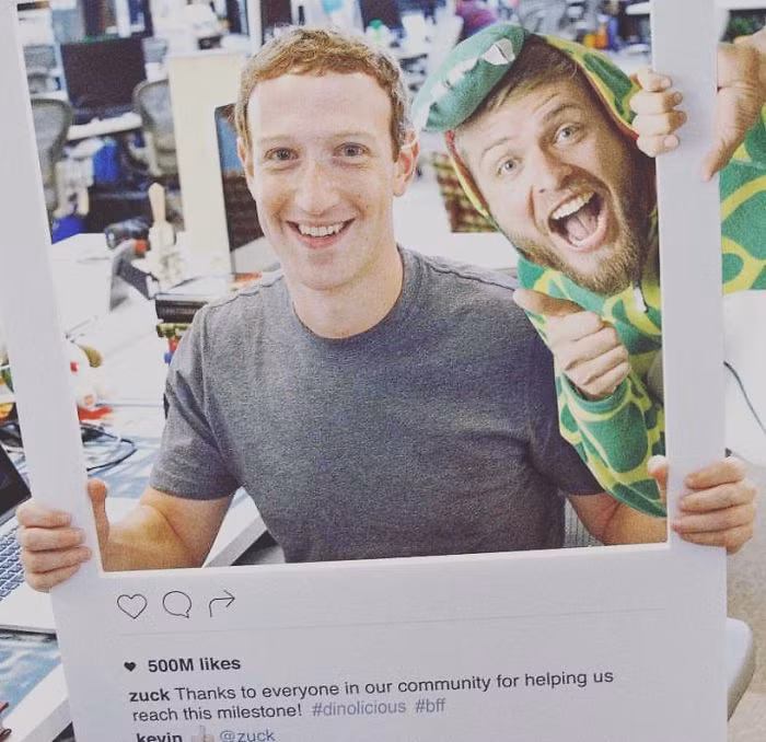 Chụp hình cùng ông chủ Facebook Mark Zuckerberg.