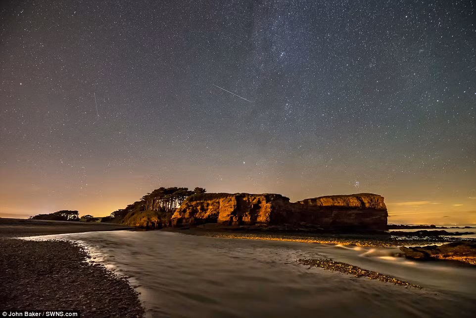 Mưa sao băng Perseids bình thường tạo ra khoảng 50 đến 70 vệt sáng mỗi giờ, nhưng lúc cao điểm có thể lên tới 150 đến 200 vệt sáng mỗi giờ. (Nguồn: Daily Mail)