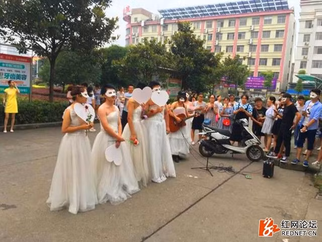 Nữ giảng viên đã hóa trang làm một trong những thành viên của ban nhạc nữ mặc váy trắng muốt trên sân trường Đại học Khoa học và Nghệ thuật Hồ Nam.