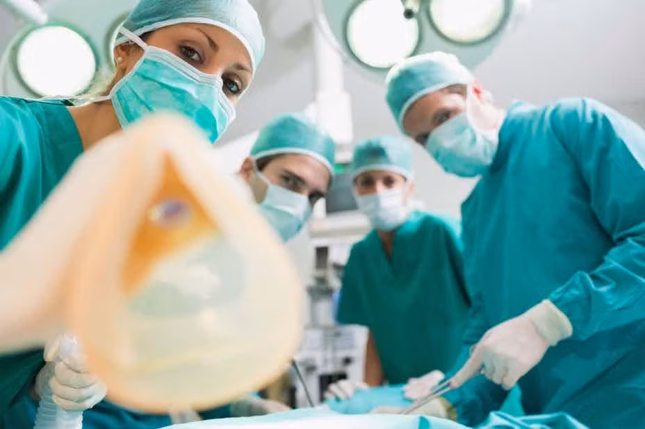 Tử vong sau khi gây mê. Theo các chuyên gia, trước đây trung bình có 2 trường hợp tử vong trong số 10.000 ca gây mê. Hiện nay, tỷ lệ tử vong sau khi gây mê là 1/100.000. Tỷ lệ tử vong sau khi gây mê ở trẻ em cao hơn 1 chút, khoảng 1/40.000 ca gây mê.