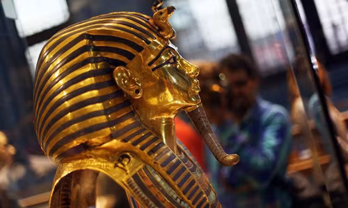 Khi mở mộ pharaoh Tutankhamun, các chuyên gia khảo cổ phát hiện chiếc mặt nạ vàng nổi tiếng đặt trên mặt xác ướp nhà vua Ai Cập nổi tiếng lịch sử.