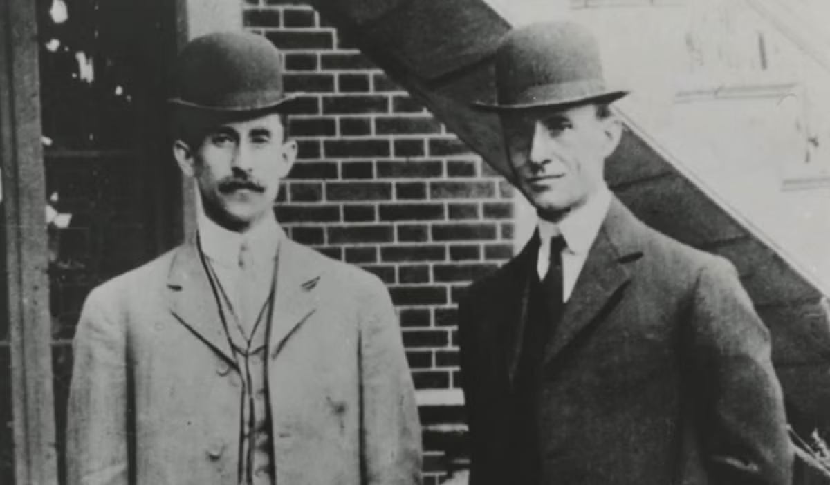 400 năm sau, anh em Wilbur và Orville Wright là người thực hiện thành công chuyến bay đầu tiên trên một chiếc máy bay vào năm 1903.