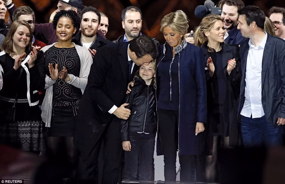 Tổng thống đắc cử Pháp Emmanuel Macron bên cạnh gia đình sau khi chiến thắng trong cuộc bầu cử.