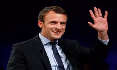 Trong tác phẩm này, ông Macron được miêu tả "từng có một cô bạn gái cùng tuổi rất dễ thương và ngọt ngào".